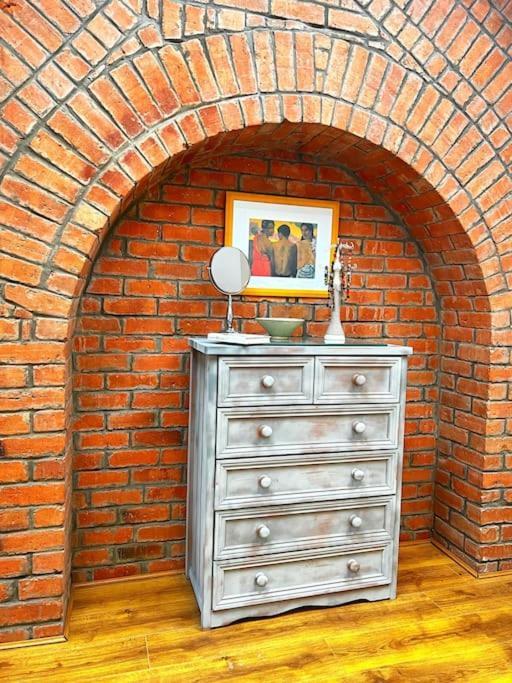 True Colours In Location Apartment *